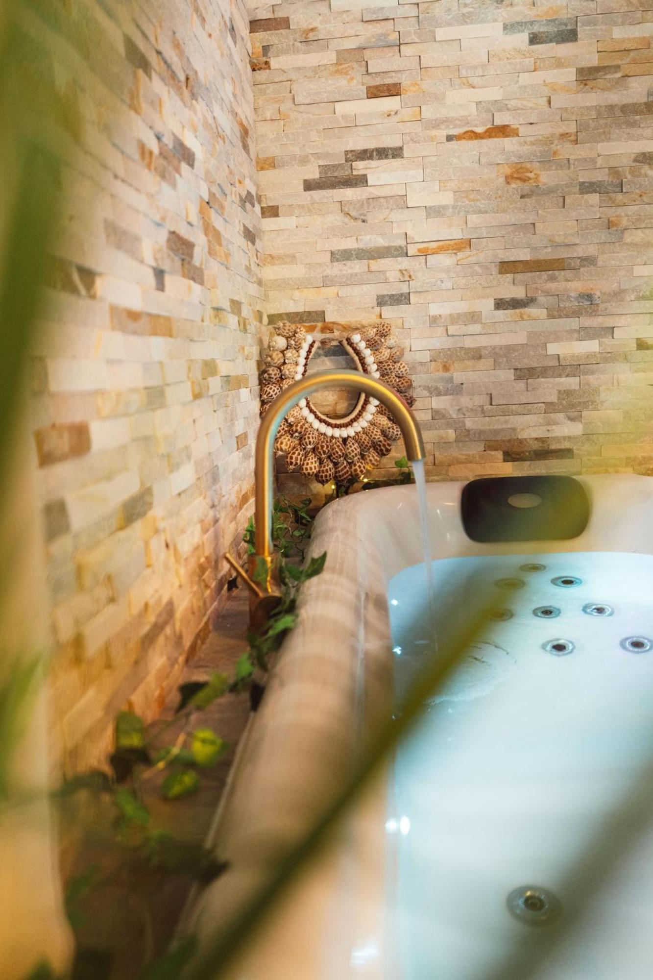 Suite And Spa La Perla Bianca Grabels Eksteriør bilde